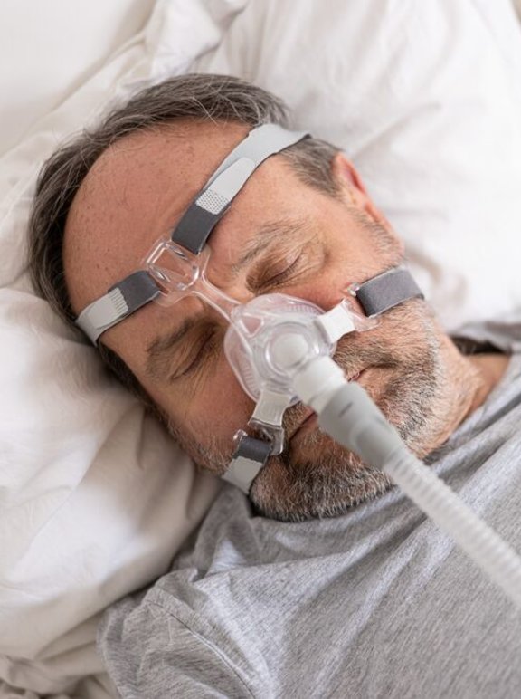 Persona durmiendo con mascara de CPAP