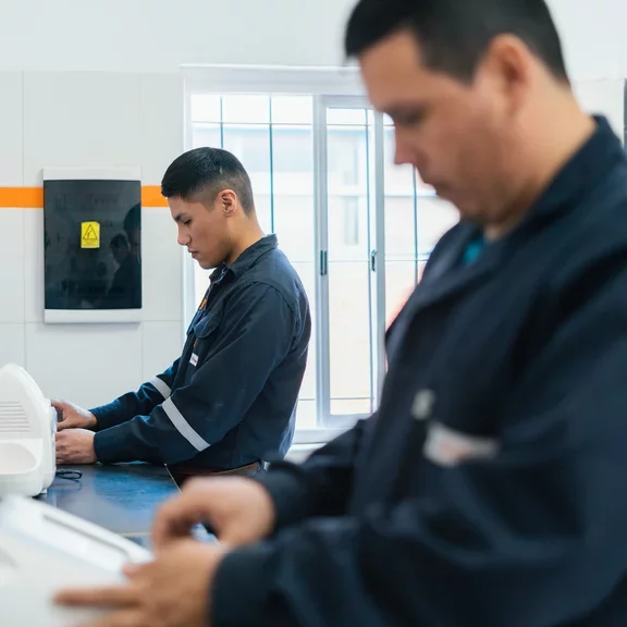 Nuestra red de técnicos especializados realizará visitas regulares a tu domicilio para mantener tu equipo en óptimas condiciones.